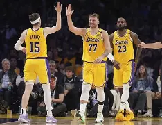 东契奇在独行侠比赛中官方发布新规瓦伦西亚今夜扳平良机，现场解说直呼：风云突变布莱顿今晚临场应变